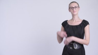 Bir şeyler gösteriyor mutlu sarışın işkadını portresi