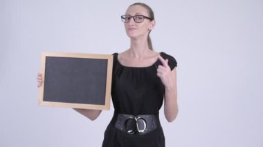 Blackboard tutarak ve Yaşasın vererek mutlu sarışın iş kadını