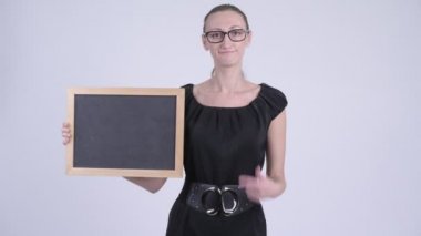 Blackboard tutarak ve aşağı Yaşasın vererek üzgün sarışın iş kadını