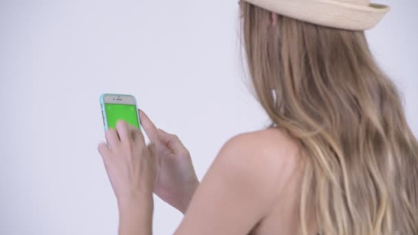 Gros plan vue arrière de blonde touriste femme en utilisant le téléphone — Video