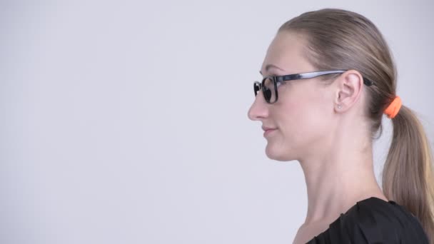 Detailní profil pohled blondýna podnikatelka s brýlemi — Stock video