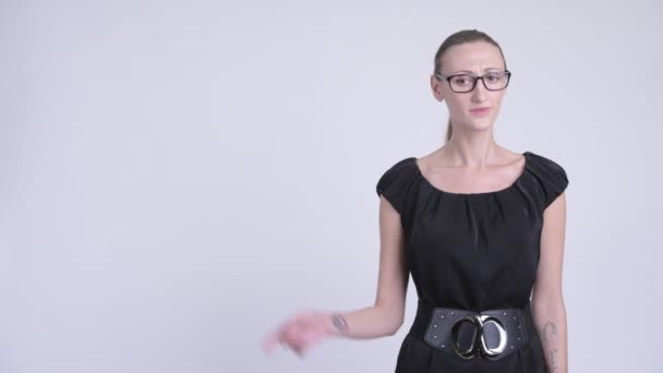 Portrait de femme d'affaires blonde heureuse pensant et pointant vers le haut — Video