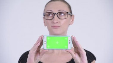 Telefon gösterilen süre düşünerek mutlu sarışın iş kadını yüzü