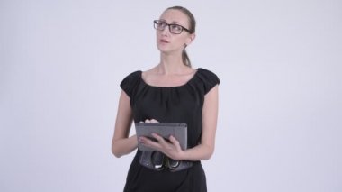 Dijital tablet kullanırken düşünerek mutlu sarışın işkadını