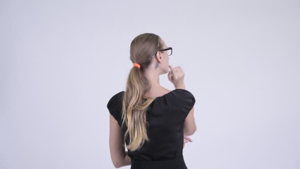 Vue arrière de la femme d'affaires blonde réalisant et pointant du doigt — Video