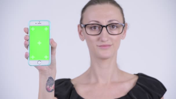 Tvář šťastné blond podnikatelka zobrazeno telefon — Stock video