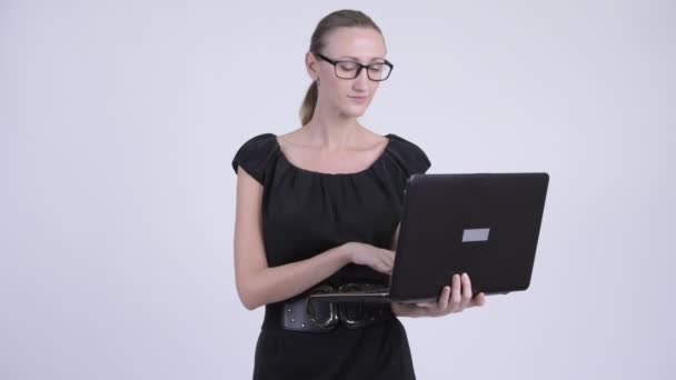 Šťastné blond podnikatelka myšlení při používání notebooku — Stock video