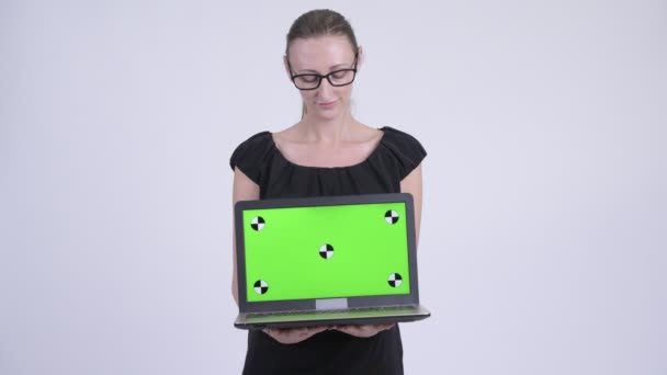 Felice donna d'affari bionda pensando mentre mostra il computer portatile — Video Stock