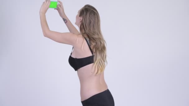 Bikini bevétel-kép telefon boldog szőke nő portréja — Stock videók