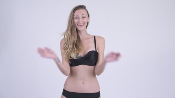 Porträt einer glücklichen blonden Frau im Bikini, die in die Hände klatscht — Stockvideo