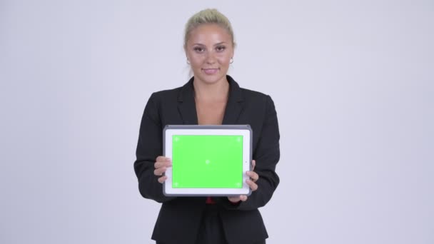 Mladí šťastné blond podnikatelka zobrazeno digitální tablet — Stock video