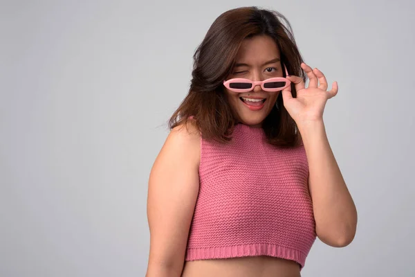 Portrait de jeune femme asiatique heureuse cligner des yeux et enlever des lunettes de nouveauté — Photo