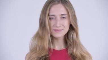 Mutlu genç güzel sarışın kadın gülümseyen yüzü
