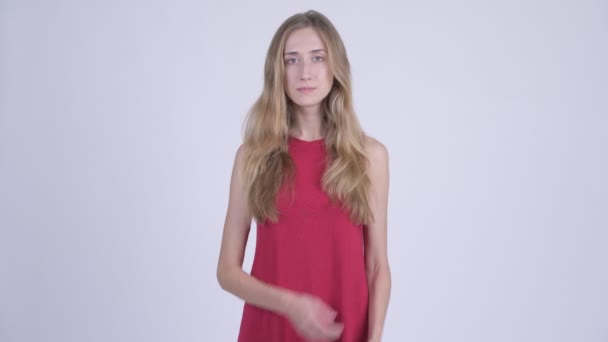 Joven hermosa mujer rubia con los brazos cruzados — Vídeos de Stock