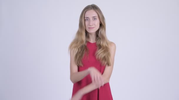 Glücklich junge schöne blonde Frau denken — Stockvideo
