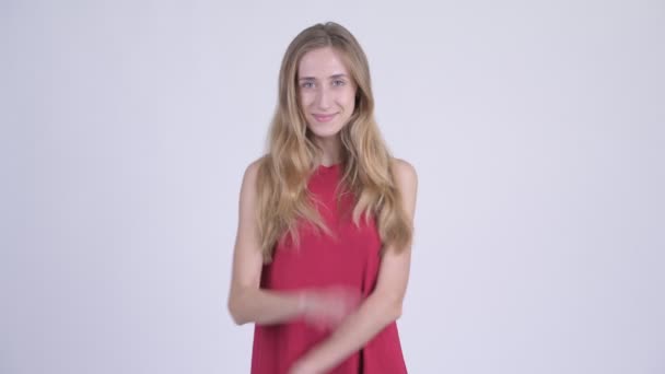 Mutlu genç güzel sarışın kadın el sallayarak — Stok video