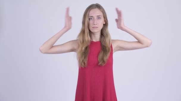 Fiatal gyönyörű szőke nő, amely füle, mint három bölcs majmok koncepció — Stock videók
