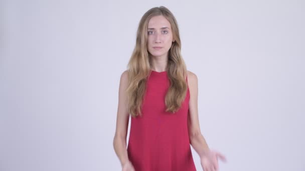 Fiatal gyönyörű szőke nő, amely száj, mint három bölcs majmok koncepció — Stock videók