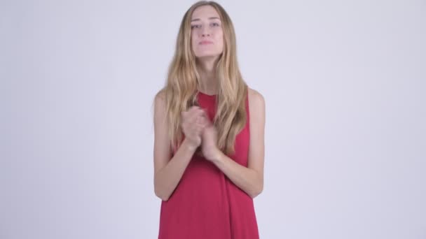 Gelukkig jonge mooie blonde vrouw die handen klappen — Stockvideo