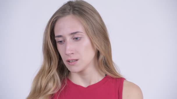 Visage de jeune femme blonde stressée regardant déprimé et pleurant — Video