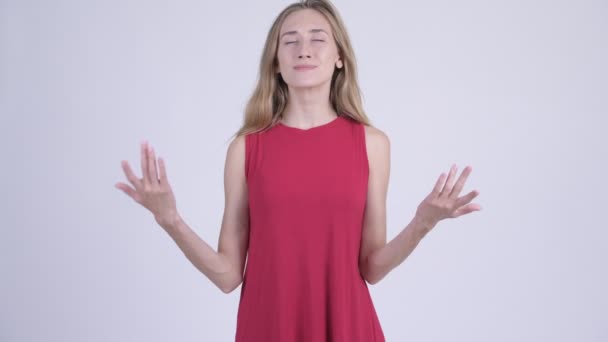 Šťastná Mladá krásná blondýnka relaxační oči zavřené — Stock video