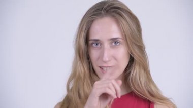 Dudaklar üzerinde parmak ile mutlu genç güzel sarışın kadın yüz