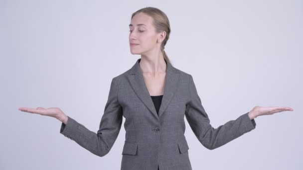 Boldog fiatal gyönyörű szőke üzletasszony összehasonlítani valamit — Stock videók