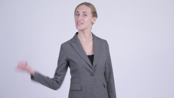 Glücklich junge blonde Geschäftsfrau gibt Daumen nach oben — Stockvideo