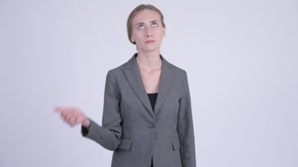 Joven mujer de negocios rubia estresada dando pulgares abajo — Vídeo de stock