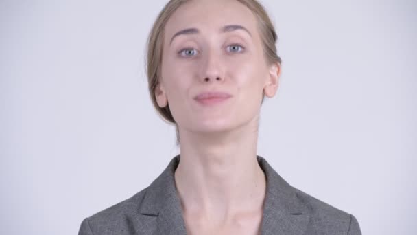 Evet baş başını sallayarak genç mutlu sarışın iş kadını yüzü — Stok video