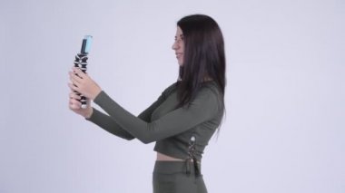Mutlu genç güzel kadın telefon ile vlogging