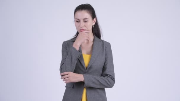 Ciddi genç iş kadını düşünme ve aşağı bakıyor — Stok video