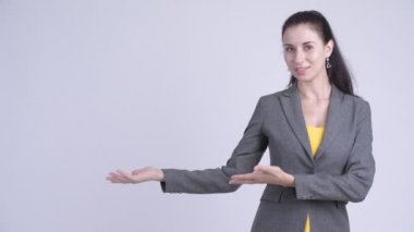 Bir şey gösteren mutlu genç güzel iş kadını