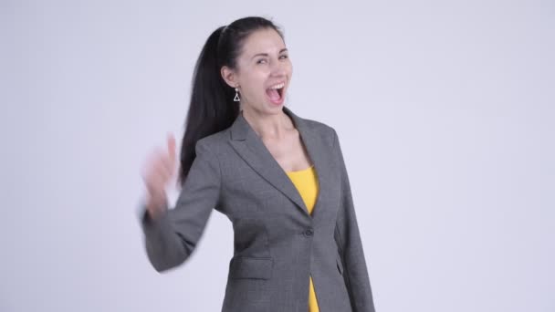 Счастливая молодая красивая деловая женщина, показывающая большие пальцы — стоковое видео