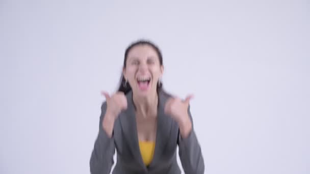 Счастливая молодая красивая деловая женщина выглядит взволнованной, показывая большие пальцы вверх — стоковое видео