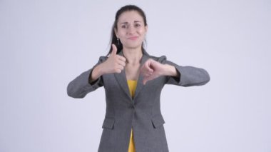 Şaşkın genç işkadını başparmak yukarı ve başparmak arasında seçim
