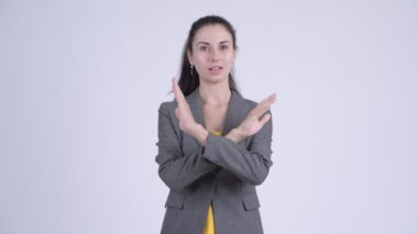Silah kullanarak stop jest gösteren ciddi genç iş kadını