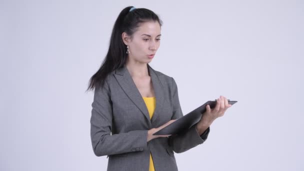 Стрессовая молодая деловая женщина показывает планшет и показывает большие пальцы вниз — стоковое видео