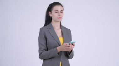 Genç iş kadını telefon kullanarak ve kötü haber alma vurguladı