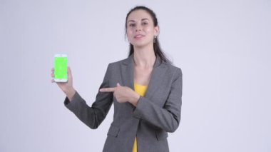 Mutlu genç güzel iş kadını gösteren telefon ve veren thumbs yukarı