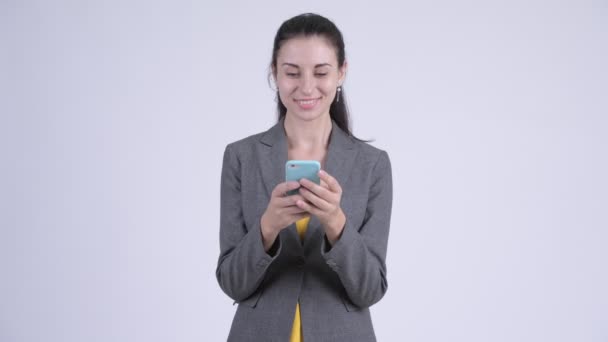 행복 한 젊은 아름 다운 사업가 전화를 사용 하는 동안 생각 — 비디오