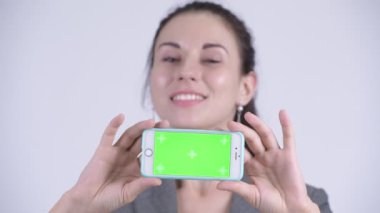 Telefon göstererek mutlu genç işkadını düşünme yüzü
