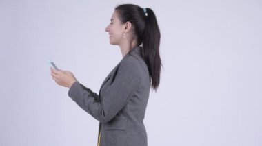 Elinden alınan telefon ile genç işkadını profil görünümü