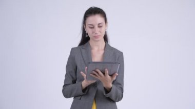 Dijital tablet kullanırken mutlu genç güzel iş kadını düşünme