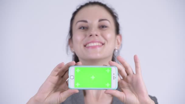 Rostro de feliz joven hermosa mujer de negocios mostrando el teléfono — Vídeo de stock