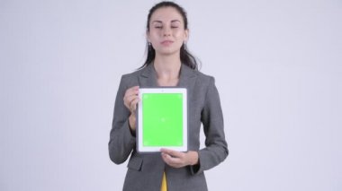 Mutlu genç güzel işkadını dijital tablet gösterilen süre düşünme