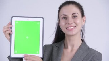 Mutlu genç güzel iş kadını gösteren dijital tablet yüz