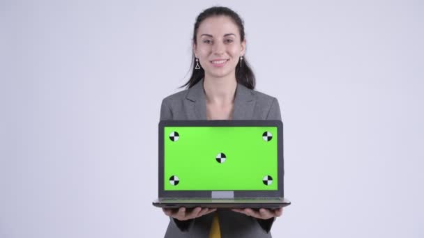 Glücklich junge schöne Geschäftsfrau denken, während sie Laptop zeigt — Stockvideo