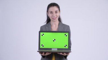 Laptop göstererek mutlu genç güzel işkadını konuşurken