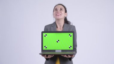 Mutlu genç güzel iş kadını laptop gösteren ve sürpriz bakıyor